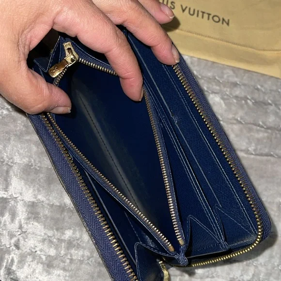 Louis Vuitton Damier Payette wallet excellent condition.. Size 7 1/2 x 4 inches - Picture 10 of 16